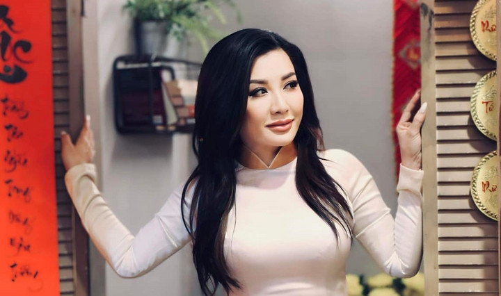 Trizzie Phương Trinh thừa nhận Bằng Kiều vốn không phải kiểu đàn ông chị yêu thích nhưng anh đã chinh phục chị nhờ sự hóm hỉnh, vui tính. Trizzie Phương Trinh cho hay, chị không biết đã thích Bằng Kiều từ khi nào: “Bằng Kiều không phải “gu” của tôi nhưng anh ấy vui tính lắm. Tôi dễ bị thu hút bởi những người đàn ông có duyên. Nữ ca sĩ thừa nhận Bằng Kiều vốn không phải kiểu đàn ông chị yêu thích nhưng anh đã chinh phục chị nhờ sự hóm hỉnh, vui tính. Trizzie Phương Trinh cho hay, chị không biết đã thích Bằng Kiều từ khi nào: “Bằng Kiều không phải “gu” của tôi nhưng anh ấy vui tính lắm. Tôi dễ bị thu hút bởi những người đàn ông có duyên.
Tôi cũng không biết mình “đổ” Bằng Kiều từ lúc nào. Một lần ngồi nghe anh ấy hát, giọng anh ấy đặc biệt lắm, tôi ngơ ngẩn và nhìn anh ấy một cách say đắm mà chính mình cũng không hay biết. Tôi “đổ” Bằng Kiều lúc nào tôi cũng không biết, nhưng tôi nghĩ chúng tôi đến với nhau một phần cũng nhờ giọng hát của anh ấy. Chúng tôi quen nhau từ cuối năm 2000, đến 2002 thì cưới nhau”. (Nguồn: VTC News)