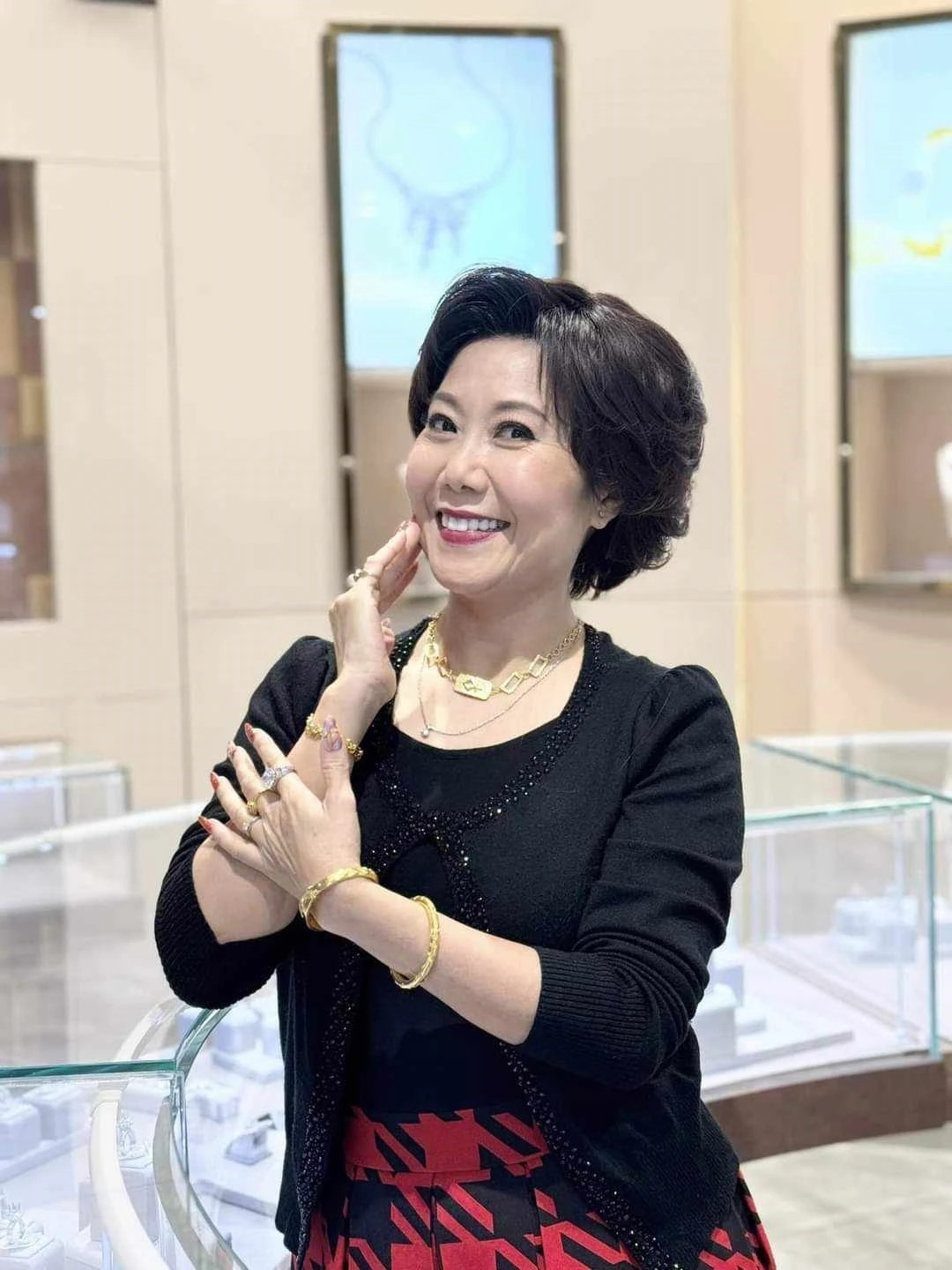 NSƯT Hương Tươi cho biết, ban đầu chị nghĩ vai bà Mến là vai phụ, nên chị chủ yếu tập trung vào nét diễn, chưa chăm chút nhiều cho phục trang. "Thú thật, yêu cầu của vai diễn là bà Mến phải ăn mặc sang chảnh, áo lông, trang sức vàng đầy tay, đầy cổ. Tôi cũng đã ra shop quần áo tìm thử mấy cái áo lông, mà giá toàn... mười mấy triệu đồng. Thêm nữa tôi đóng vai mẹ của Thúy Diễm, nhưng trông tôi nhìn hơi trẻ so với vai. Nếu tôi ăn mặc đẹp nữa tôi e là đứng cạnh Thúy Diễm trông sẽ không giống mẹ. Vì vậy tôi về tìm mấy cái áo tối màu trông có vẻ đứng đắn chút cho già dặn hơn. Yêu cầu nữa là tôi phải đeo nhiều vàng. Vàng thì mấy cái lắc vàng giả cũng 500 ngàn đồng, nhẫn cũng phải hơn 100 ngàn đồng. Tôi nghĩ bụng tự nhiên đi mua vàng giả đeo rồi vứt đi làm gì. Tôi về nhà bố tôi hỏi ông còn vàng không thì đưa hết cho tôi. May sao ông lại có mấy cái vòng tay, tôi bảo "Bố đưa hết cho con mượn". (Nguồn: Dân trí)
