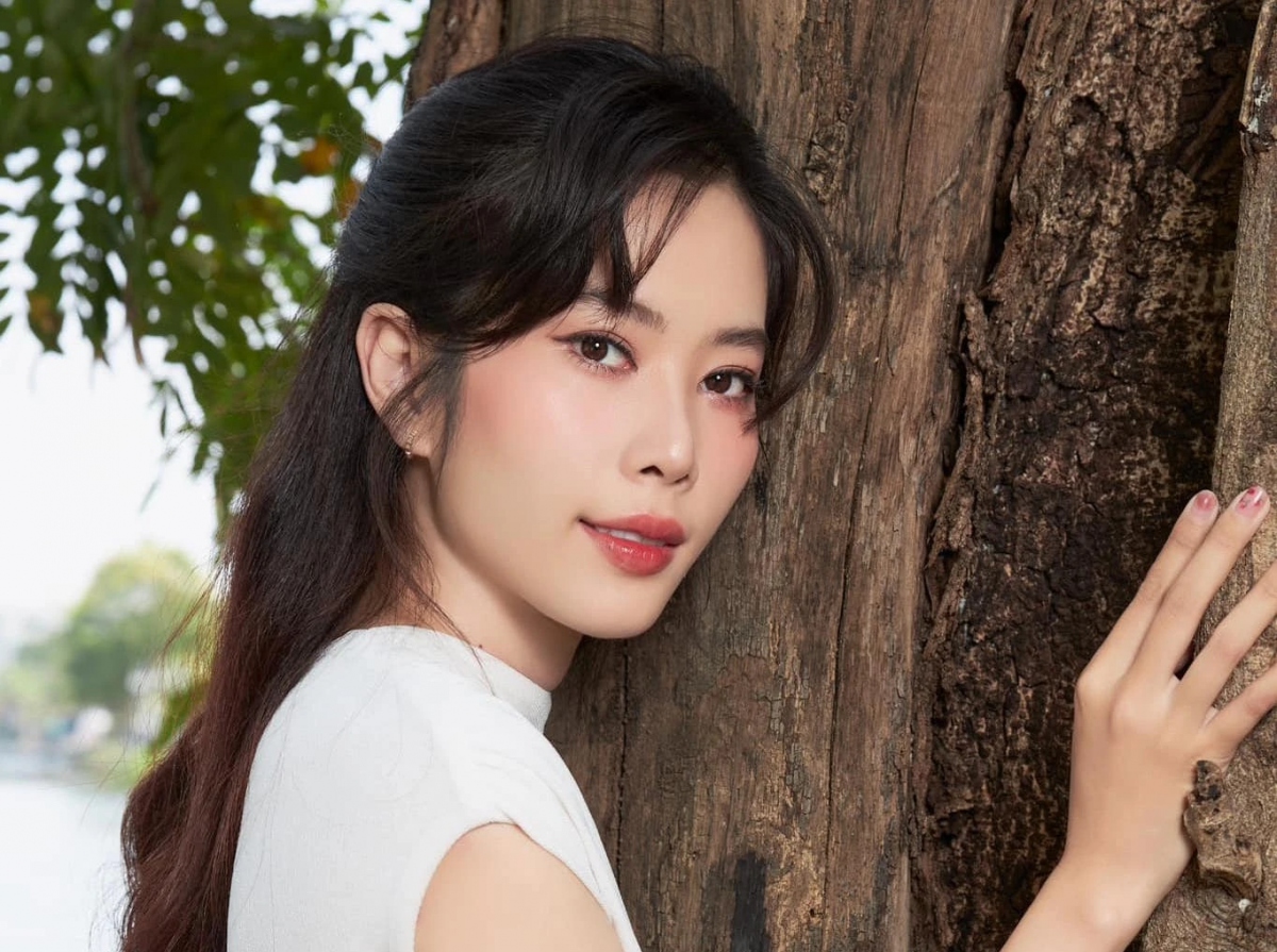 Mới đây, trên trang cá nhân, Nam Em gây bất ngờ khi thông báo sẽ tạm khóa kênh TikTok một thời gian. Cô viết: "Tạm thời khóa kênh. Khi nào hoan hỉ sẽ trở lại". Tiếp đó, cô đăng tải hình ảnh trên story Facebook kèm chia sẻ: "Mạng xã hội thật phức tạp, khóa kênh để tìm bình yên". Kênh TikTok mang tên Nguyễn Lệ Nam Em (@namem.oficial) đã không còn được tìm thấy. Bên cạnh đó, cô còn khóa tính năng bình luận cũng như thay đổi hình ảnh đại diện trên Facebook. Hành động này của người đẹp gốc Tiền Giang nhận được nhiều sự quan tâm từ cộng đồng mạng. (Nguồn: Thanh niên)