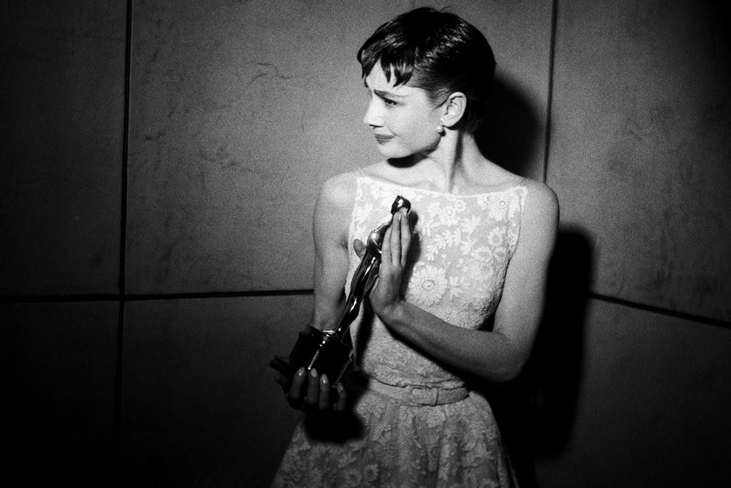 Vào năm 1964, Audrey Hepburn đã mặc bộ váy của hãng Hubert de Givenchy trên thảm đỏ.
Năm 2011, chiếc váy cổ thuyền chữ A màu trắng phối ren hoa với thắt lưng sành điệu, được đem ra đấu giá. Có thông tin cho rằng mẹ của Hepburn là Ella van Heemstra, đã tặng chiếc váy này cho một người bạn của gia đình ở Mỹ và cuối cùng nó nằm trong một chiếc hộp bám đầy bụi cho đến khi gia đình quyết định bán nó. Chiếc váy được bán đấu giá cho một nhà sưu tập tư nhân với giá 153.056 USD.