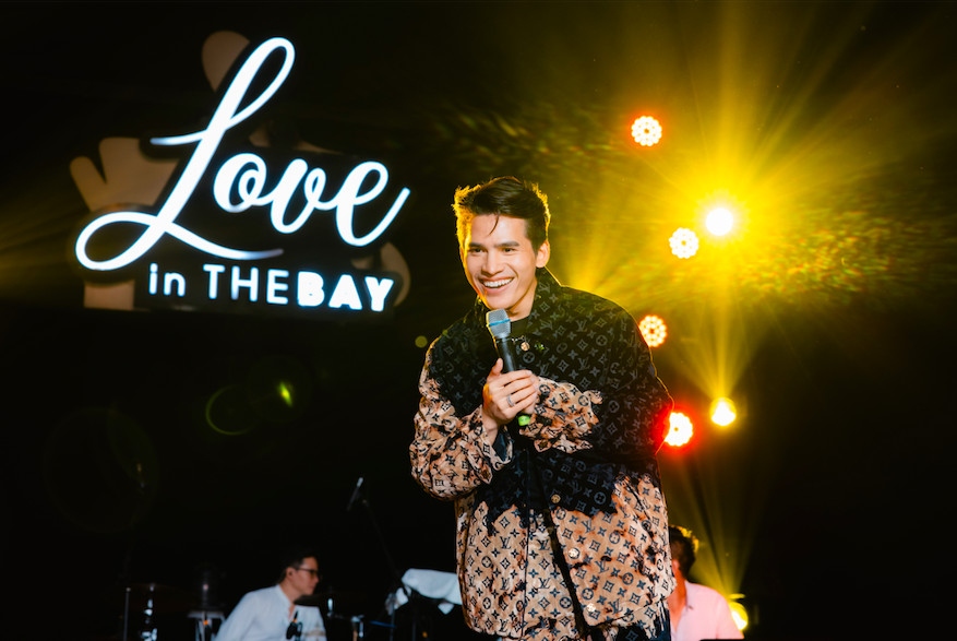  Quốc Thiên quay trở lại đầy ấn tượng trên sân khấu âm nhạc Love in the Bay đầu tiên của năm 2024 vào tối 22/3 vừa qua trên vịnh Hạ Long. Nam ca sĩ đã trở thành gương mặt thương hiệu vô cùng quen thuộc với khán giả của đêm nhạc khi lần thứ 3 quay trở lại sân khấu vịnh Hạ Long với chủ đề “Hơn 365 ngày sau”. Quốc Thiên không khỏi bối rối trước màn tỏ tình của fan nữ dù đang gọi điện cho mẹ. Khi được hỏi những “hiện tượng bảo chứng phòng vé" trên các sân khấu ca nhạc đang rầm rộ trong thời gian vừa qua và Quốc Thiên là một trong những cái tên đó khi được rất nhiều các sân khấu ca nhạc mời tham gia, nam ca sĩ nói rằng mình không dám nhận thế nhưng việc được khán giả đón nhận chính là năng lượng để bản thân luôn cống hiến hết mình. “Hữu xạ tự nhiên hương là những gì Thiên suy nghĩ tới nhưng bên cạnh đó cũng cần phải cố gắng, nỗ lực để khán giả nhìn thấy sự cố gắng của mình".  (Nguồn: VietNamNet)