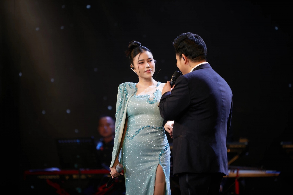 Việc tham gia liveshow của Quang Lê mang lại cho Hồng Gấm nhiều trải nghiệm. Nữ ca sĩ thấy hạnh phúc khi được đứng chung sân khấu với giọng ca Cô hàng xóm. Quán quân Ban nhạc quyền năng 2017 trải lòng: “Tôi cảm thấy may mắn vì giữa rất nhiều ca sĩ, anh Quang Lê cho tôi cơ hội được song ca cùng. Hôm ấy kín cả khán phòng và khán giả ở lại đến cuối chương trình để gặp gỡ nghệ sĩ. Chính điều đó mang lại cho tôi sự thăng hoa khi biểu diễn”.
Ban đầu, Hồng Gấm e dè vì sợ ảnh hưởng đến công sức đàn anh. Tuy nhiên, những buổi tập luyện giúp cô học hỏi được nhiều điều, tự tin hơn. “Anh Quang Lê rất nhiệt tình, dạy tôi từng câu chữ. Nhờ vậy mà tôi hát tốt hơn. Anh không phân biệt mình là ca sĩ lớn hay nhỏ, chỉ nhìn vào thực lực của tôi để đánh giá. Có kinh nghiệm gì anh ấy cũng sẵn sàng chia sẻ chứ không giấu”, Hồng Gấm tâm sự. (Nguồn: Thanh niên)