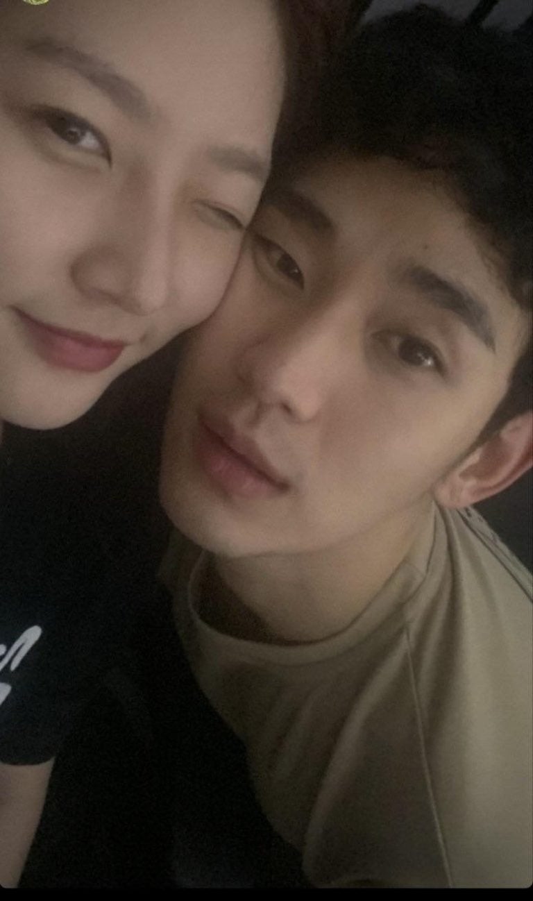 Bức ảnh thân mật giữa Kim Soo Hyun và Kim Sae Ron gây bão mạng