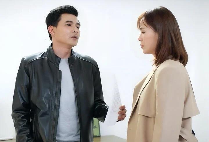 Quang Sự đã kết hôn được 10 năm và người vợ hiện tại rất tôn trọng công việc của anh. Tuy nhiên anh vẫn giữ quan điểm không đóng cảnh nhạy cảm trên phim truyền hình với lý do riêng. Anh chia sẻ: "Về chuyện làm nghề, vợ rất tôn trọng tôi. Nguyên tắc này hoàn toàn do tôi đặt ra. Về câu "không đóng cảnh nóng trên phim", tôi xin đính chính lại một chút. Phim chiếu rạp và phim truyền hình có đối tượng khán giả khác nhau. Khán giả xem phim rạp phân loại độ tuổi rất rõ nên trong phim Để mai tính hay Chung cư ma tôi vẫn có những cảnh nhạy cảm nhưng với phim truyền hình, đối tượng khán giả đa dạng hơn, trong đó tôi đặc biệt chú ý đến trẻ em.
Còn nhớ năm 2016, tôi đóng một vai phản diện trên phim truyền hình. Cháu của tôi khi ấy mới 4 tuổi trước đó rất quý Quang Sự nhưng vô tình một lần đến nhà bạn ấy chơi, bé ném đồ vào người tôi và nói tại sao lại làm người xấu. Các con còn ít tuổi chưa nhận ra đâu là phim, đâu là đời trong khi thói quen xem phim cùng gia đình đôi khi khó kiểm soát. Từ đó, tôi hạn chế đóng dạng vai phản diện và đặc biệt là cảnh nhạy cảm hở da thịt trên phim truyền hình. Nhưng tôi thoải mái hơn chị Diễm chứ không đến mức tránh cả cảnh hôn. Còn với phim chiếu rạp, nếu cảnh đó thực sự đáng và cần thiết cho nhân vật, cho câu chuyện tôi vẫn làm". (Nguồn: VietNamNet)