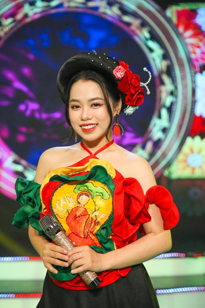 Ca sĩ Huyền Trang hội tụ đủ thanh và sắc – những điều kiện vừa cần, vừa đủ đối với một ca sĩ trẻ. Tuy nhiên, điều đó cũng đồng nghĩa sẽ phải thường xuyên đối diện với cám dỗ. Chia sẻ về vấn đề này, cô cho biết: "Đúng là trong quá trình đi diễn, tôi cũng gặp nhiều tình huống khá nhạy cảm. Thú thật là còn trẻ, lại mơ mộng và lãng mạn nên thỉnh thoảng nghe được những lời ngọt ngào, được chăm sóc…. tôi cũng có chút xao động. Thậm chí, có người không chỉ chăm sóc, yêu chiều tôi mà ngay mới gặp đã nhã ý tặng 15.000 USD nhưng tôi từ chối. Tôi luôn muốn chính mình tạo nên mọi thứ bằng khả năng của mình. Những thứ mình làm ra mới thực sự bền vững, còn người ta cho mình rồi người ta vẫn có thể lấy lại. Gia đình tôi cũng dạy con cái rất kỹ và cũng không để tôi phải thiếu thốn bất kỳ thứ gì.
Tôi cũng đủ khôn để nhận biết, việc người ta cho mình thứ gì đó luôn đi kèm với điều kiện phía sau bởi không ai cho không ai thứ gì. Nhưng nếu cho nhau để thỏa mãn điều kiện thì đó là trao đổi, đổi chác chứ không hoàn toàn yêu quý nhau. Tôi thường tìm cách từ chối khéo léo trước những việc như thế". (Nguồn: Dân Việt)