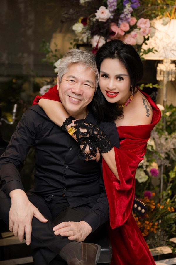 Mới đây, trên một số trang mạng xã hội, thông tin diva Thanh Lam và bác sĩ Bùi Tiến Hùng đã "đường ai nấy đi" khiến khán giả xôn xao. Theo bài đăng, cuộc tình của họ đã kết thúc sau 3 năm mặn nồng. Thậm chí, vị bác sĩ còn tuyên bố: "Anh và em không hợp". 
Sáng 26/3, chia sẻ với Dân Việt về tin đồn này, bác sĩ Bùi Tiến Hùng cho biết đây đều là những thông tin bịa đặt, mối quan hệ giữa anh và diva Thanh Lam hiện tại vẫn bình yên, tốt đẹp. Trong khoảng thời gian gắn bó, đã không ít lần họ bị đồn đoán chia tay, tuy vậy trên thực tế, cả hai vẫn luôn bên cạnh, yêu thương và chăm sóc lẫn nhau. (Nguồn: Dân Việt)