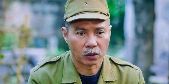 Sau bạo bệnh NSND Công Lý chưa thể góp mặt trong những vai diễn dài hơi. Dù đảm nhận vai ngắn, thời lượng xuất hiện ít nhưng những nhân vật NSND Công Lý thể hiện trên sóng giờ vàng gần đây vẫn được khán giả yêu mến. Giữa năm 2022, NSND Công Lý vào vai chồng của bà Vân (Vân Dung) trong Chồng cũ, vợ cũ, người yêu cũ.
Sau khi tái xuất với vai Bắc Đẩu trong Táo quân 2023, NSND Công Lý tiếp tục gặp lại khán giả truyền hình qua vai diễn khách mời ở phim Dưới bóng cây hạnh phúc. Nhân vật của NSND Công Lý mắc bệnh nan y nên luôn mặc cảm và không muốn con gái phải vất vả vì mình. Sau một năm NSND Công Lý tiếp tục tham gia phim Gia đình mình vui bất thình lình. Nhân vật của NSND Công Lý trong phim này nghiêm khắc, có phần cứng rắn nhưng hết mực yêu thương con gái. Tình yêu thương của nhân vật dành cho con gái vừa bị sảy thai khiến khán giả cảm động.
Bộ phim mới nhất mà NSND Công Lý tham gia là Trạm cứu hộ trái tim của đạo diễn Vũ Trường Khoa, vào vai ông của bé Chi. Nhân vật là người ông bị mù, một tay nuôi dạy cô cháu gái nhỏ. Hoàn cảnh của nhân vật do NSND Công Lý thủ vai cũng khó khăn khi sống trong căn nhà nhỏ, tài sản không có gì ngoài mấy con mèo hoang. (Nguồn: Tiền Phong)
