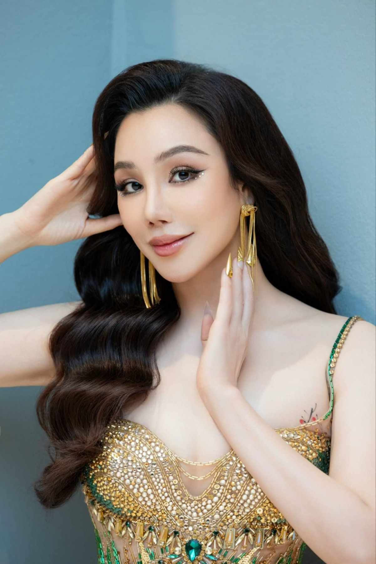 Nhân dịp trở lại âm nhạc với MV 'Cứ để cho em', ca sĩ Hồ Quỳnh Hương xác nhận đang yêu một người đàn ông hơn 2 tuổi. "Anh ấy hơn tôi 2 tuổi, ăn chay giống tôi, yêu nghệ thuật dù không làm nghệ thuật. Chúng tôi rất hiểu nhau. Tôi không cần gì hết, chỉ cần một người thực sự hiểu, thông cảm, cố gắng cảm nhận cũng như đôi lúc chịu được tính cách thất thường của mình", theo Hồ Quỳnh Hương. 
Khi quay lại showbiz, Hồ Quỳnh Hương lại trút hết tâm can vào âm nhạc như xưa, mong bạn trai hiểu mình. "Anh ấy phải chịu được tất cả khía cạnh của tôi từ cá tính, yếu mềm đến suy tư", cô cho hay. (Nguồn: VietNamNet)