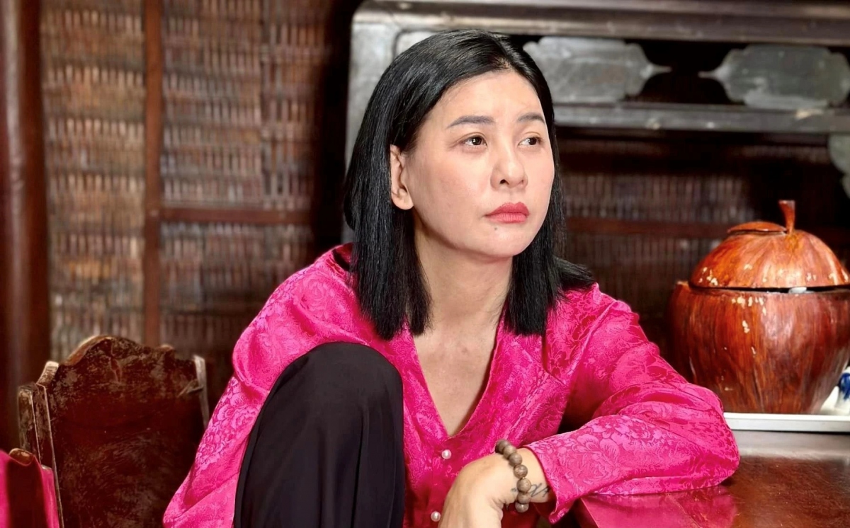 Cát Phượng đăng tải bài viết bác tin đồn sang sinh sống tại Mỹ. Cô chia sẻ: “Tôi sang Mỹ thăm nhỏ em gái ruột. Em tôi lấy chồng, định cư 20 năm nhưng tôi chưa qua thăm nó. Đầu tháng này tôi về chứ không phải đi định cư. Đừng đồn tào lao rồi khán giả đọc xong nhắn tin hỏi thăm tôi”. 
Theo nữ diễn viên Hạnh phúc của mẹ, tin đồn sang Mỹ định cư có thể xuất phát từ clip nấu ăn được cô đăng tải trên kênh YouTube. Cát Phượng thẳng thắn: “Cái tính của tôi thích vào bếp nấu ăn. Bên Việt Nam tôi không có thời gian, sang Mỹ thì tôi rảnh nên nấu cho nhỏ em đi làm về thì hai chị em cùng ăn. Bộ sang Mỹ nấu ăn là định cư hả”. (Nguồn: Thanh niên)