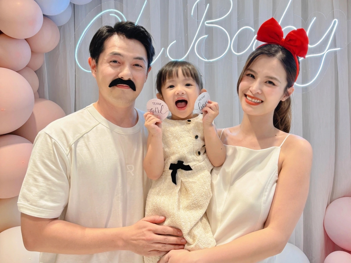 Tối 28/3, vợ chồng ca sĩ Đông Nhi - Ông Cao Thắng khoe ảnh trong buổi tiệc công khai giới tính con thứ 2, nhận được nhiều sự quan tâm từ người hâm mộ. Vợ chồng Đông Nhi và Ông Cao Thắng đã lật tấm bảng màu hồng, đồng thời cho phát ca khúc Pink girl, công bố em bé thứ 2 của mình là bé gái. Cặp đôi cũng bày tỏ sự nôn nóng vì sắp được đón con chào đời. 
Trước đó, vào dịp Lễ tình nhân 14/2, khi tiết lộ đang mang thai bé thứ 2, Đông Nhi cũng cho biết bé Winnie rất vui mừng vì sắp trở thành chị. Cô chia sẻ: "Valentine năm thứ 15 đặc biệt ý nghĩa vì gia đình nhỏ chính thức có thêm thành viên mới. Còn em bé Winnie thì phấn khích suốt 3 tháng qua vì được "lên chức" làm chị. Mong chờ "rồng con" của ba mẹ và chị Winnie". (Nguồn: Dân trí)