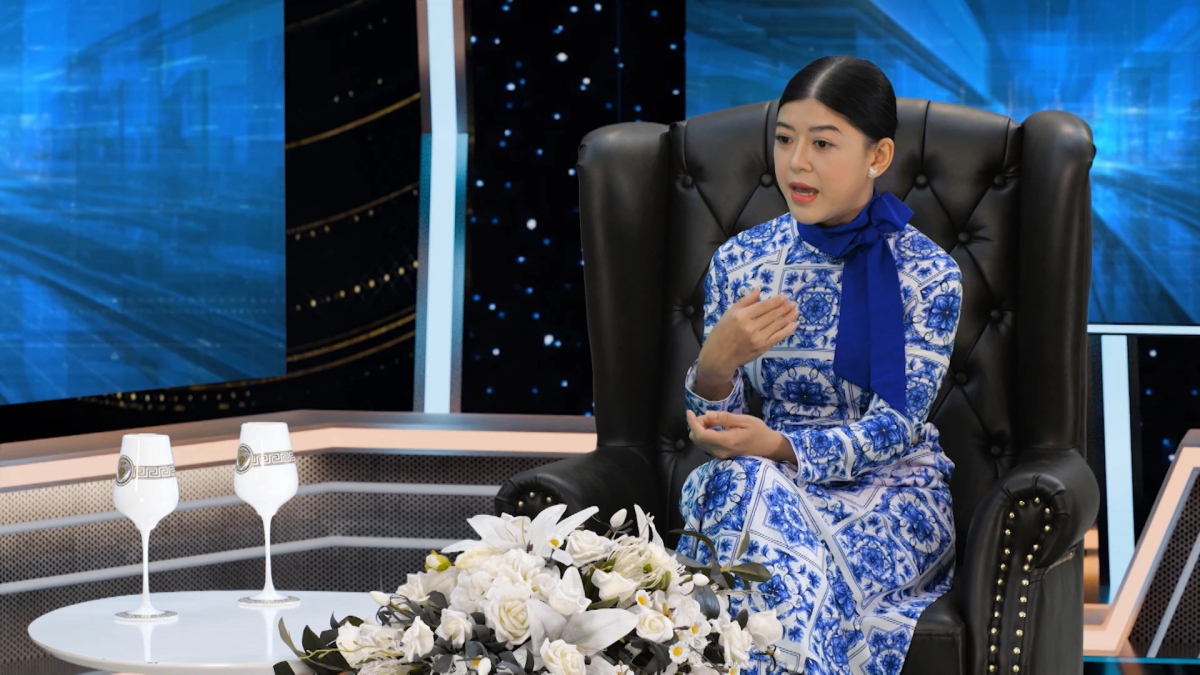 Là khách mời trong 'Kính đa chiều', diễn viên Hồng Trang có những phút trải lòng về việc duy trì nhóm kịch cà phê suốt 14 năm qua. Bật mí về thù lao của các diễn viên, Hồng Trang tiết lộ: “Thấp nhất mà tôi trả cho các bạn là 30.000 đồng mỗi người, đồng loạt từ diễn viên chính đến diễn viên phụ hay âm thanh, ánh sáng”. Nữ khách mời cho biết khi thực hiện một vở kịch cà phê, cô không chỉ diễn xuất mà làm nhiều công việc hậu kỳ, điển hình là thiết kế poster, liên hệ quán, làm đạo cụ... "Tôi làm tất tần tật. Diễn xong thì cũng tự mình dọn dẹp, trả lại không gian cho quán. Cho nên diễn kịch cà phê thì tôi mệt gấp mấy lần so với diễn kịch sân khấu. Và các bạn diễn viên cũng cùng nhau hỗ trợ mà dọn dẹp", Hồng Trang chia sẻ. (Nguồn: Thanh Niên)