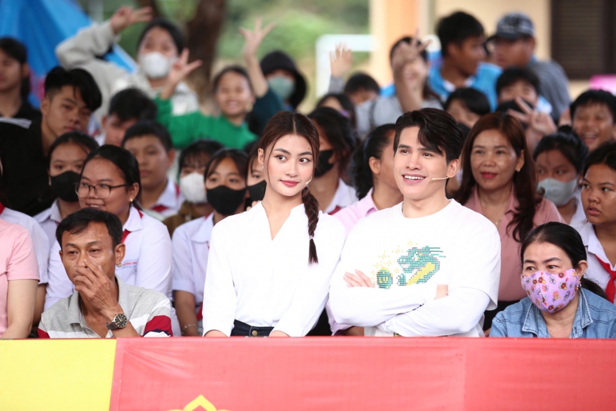 Hoa hậu Xuân Hạnh bày tỏ: "Ngày xưa, nhà tôi rất nhỏ, chỉ đủ chỗ để một chiếc giường thôi. Nhà cũng bị dột nhiều, cứ mưa dột thì cha mẹ nằm chỗ ướt, hai chị em tôi thì kiếm chỗ nào không ướt mà nằm.
Lúc nhỏ tôi cũng không được uống sữa, không được ăn nhiều, mẹ có 2.000 đồng đi chợ mua rau hoặc đậu hủ về ăn cơm. Đến khi cha mất, mẹ tôi chỉ vùi đầu vào công việc để kiếm tiền lo cho chị em tôi. Nhớ lại lúc đó, tôi rất thương mẹ". (Nguồn: Dân trí)