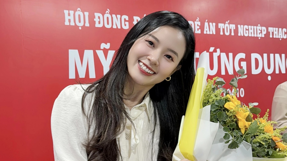 Mới đây, Midu bất ngờ khoe hình ảnh bảo vệ thành công đề án thạc sĩ ngành Mỹ thuật ứng dụng ở vị trí á khoa của Trường đại học Văn Lang (TP.HCM).
Nói về quyết tâm theo đuổi con đường học vấn dù lịch trình làm việc khá dày, Midu trải lòng: "Tôi học thạc sĩ vì mong muốn không ngừng hoàn thiện bản thân hơn. Dù trong 2 năm qua cũng có nhiều ảnh hưởng và khó khăn nhất định đối với công việc. Với tôi, việc kiên trì theo đuổi và hoàn thành quá trình học đã là hạnh phúc rồi nhưng kết quả cao với thành tích á khoa thì càng làm mình bất ngờ và hạnh phúc hơn nữa".
Được biết, nữ chính phim 4 năm 2 chàng 1 tình yêu mất 6 tháng để hoàn thành luận văn thạc sĩ này. (Nguồn: Thanh niên)