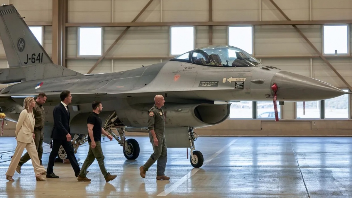 Tổng thống Ukraine Volodymyr Zelensky và Thủ tướng Hà Lan Mark Rutte thị sát nhà chứa máy bay F-16 tại căn cứ không quân gần Eindhoven, Hà Lan, ngày 20/8/2023. Ảnh: Getty