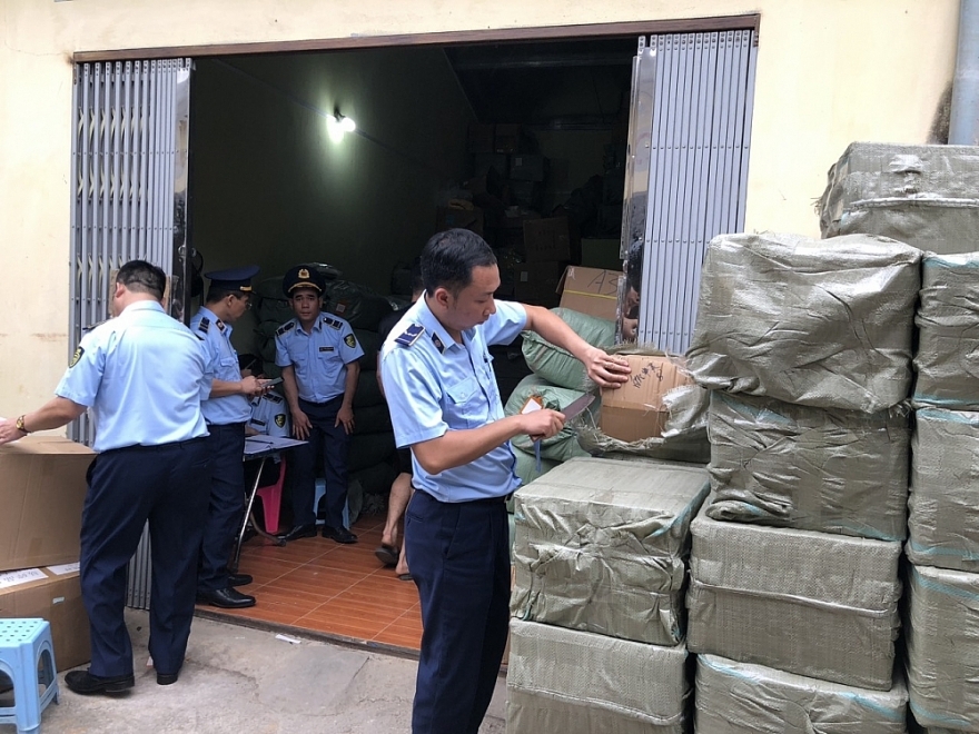 2 kho hàng chứa hơn 40.000 sản phẩm nghi nhập lậu tại Lạng Sơn