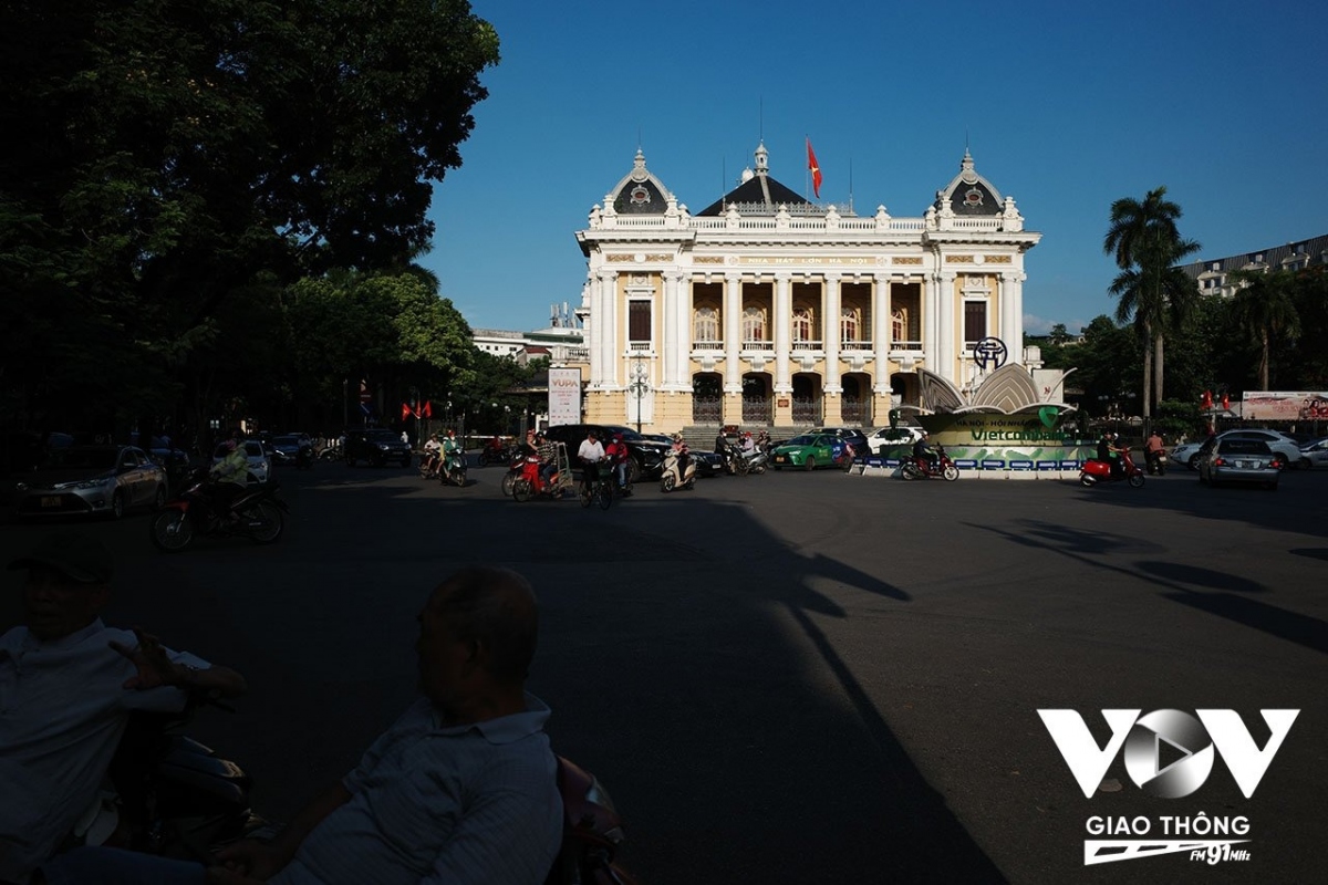 Nhà hát Lớn Hà Nội - một công trình gắn bó với lịch sử cách mạng Việt Nam, không những vậy còn mang giá trị về văn hóa, tinh thần với người dân Thủ đô, nên mỗi một thay đổi dù nhỏ nhất cũng mang đến những cảm xúc trái ngược với người dân...