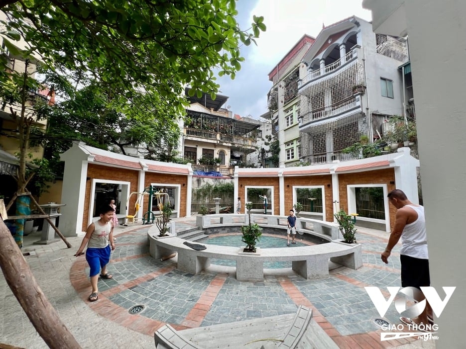 Các em nhỏ ra sân đánh cầu lông sau giờ tan học.