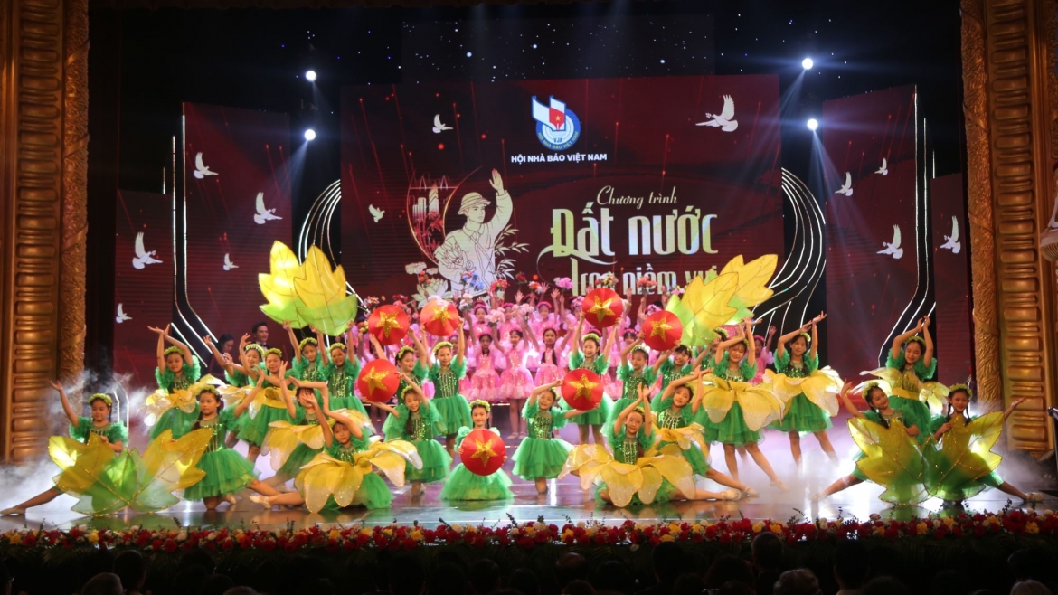 Tiết mục “Hoa xuân đất nước” mở màn trong đêm nghệ thuật