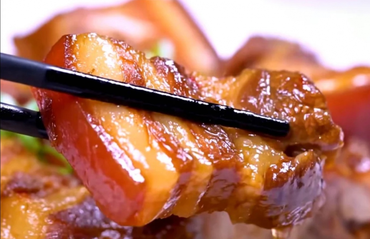 Để miếng thịt có độ bóng và màu sắc tươi tắn óng ả, bạn nên mở vung trong suốt quá trình nấu. (Hình minh họa)