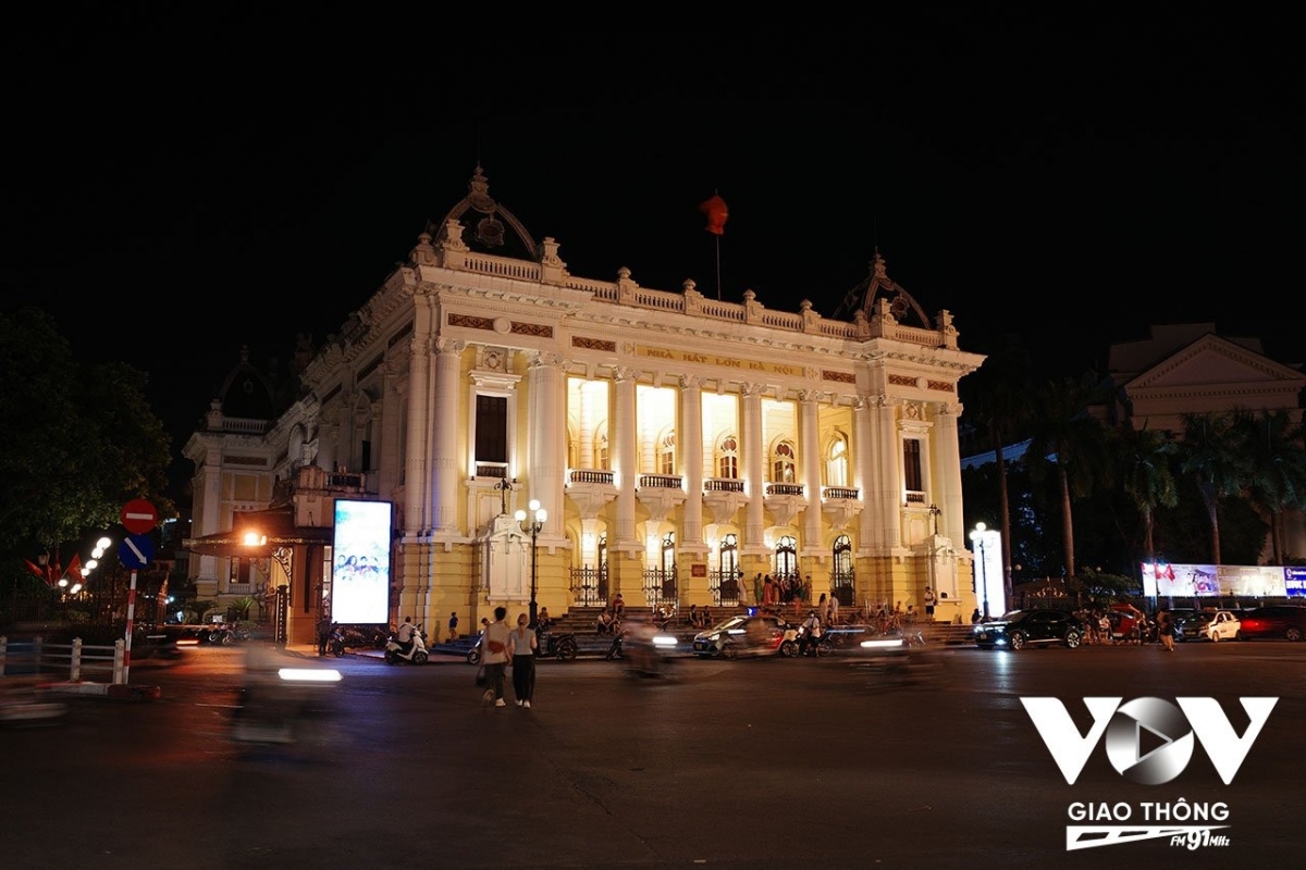 Ví dụ như vài năm trước, Hà Nội cho sơn lại toàn bộ bên ngoài Nhà hát, do màu sơn không đúng với nguyên gốc khiến nhiều người phản đối, và kết quả là đơn vị phụ trách công việc này ngay lập tức phải tìm được màu sơn chuẩn để làm lại