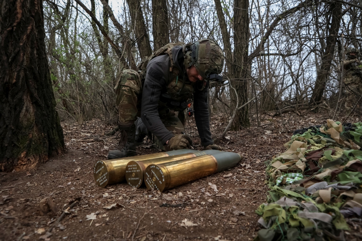 Một binh sĩ Ukraine tại một vị trí ở tiền tuyến. Ảnh: Reuters