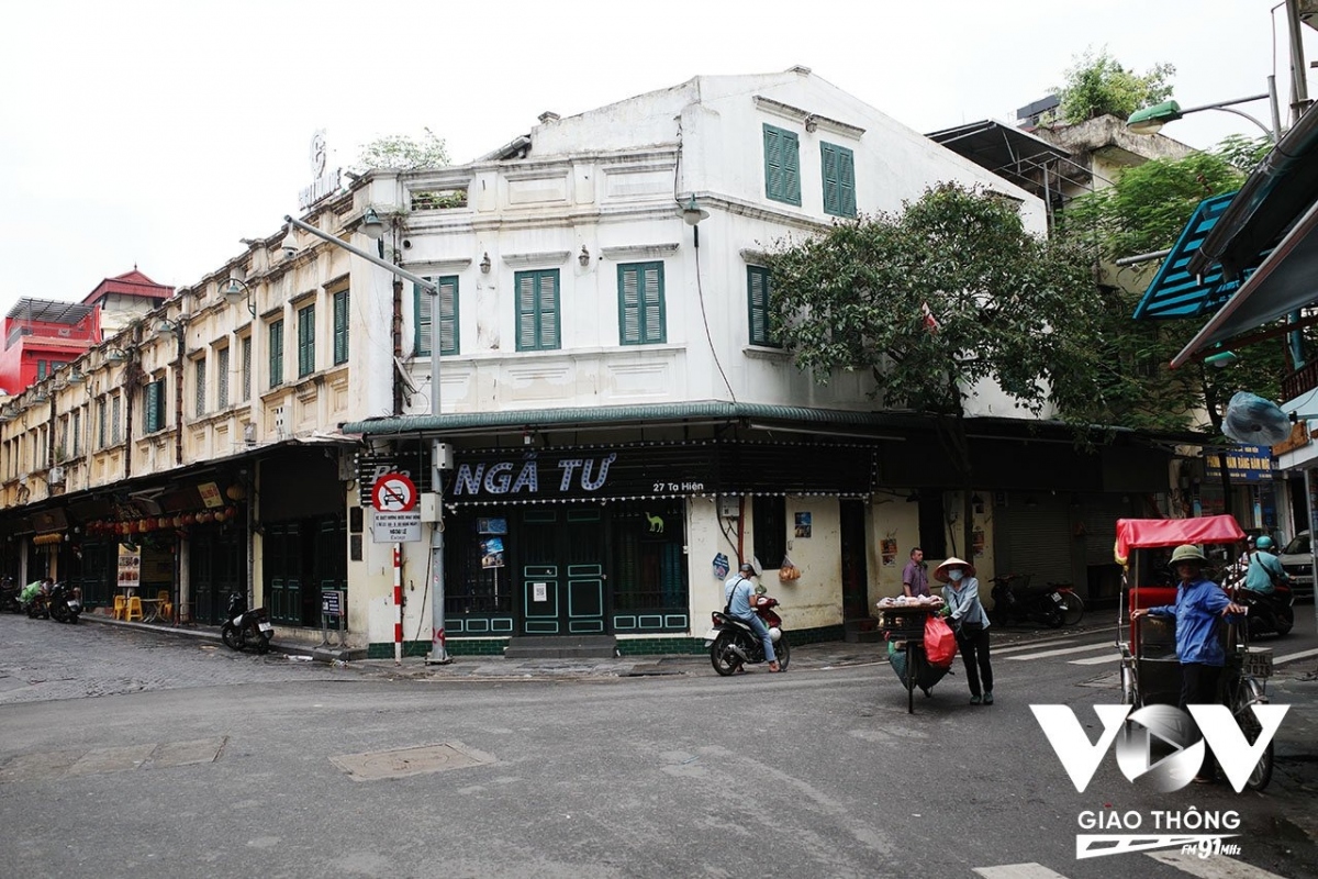 Phố Tạ Hiện cách đây nhiều năm cũng đã được trùng tu với diện mạo mới, thu hút du khách quốc tế và cả cả bạn trẻ tới đây chụp ảnh lưu niệm hằng ngày