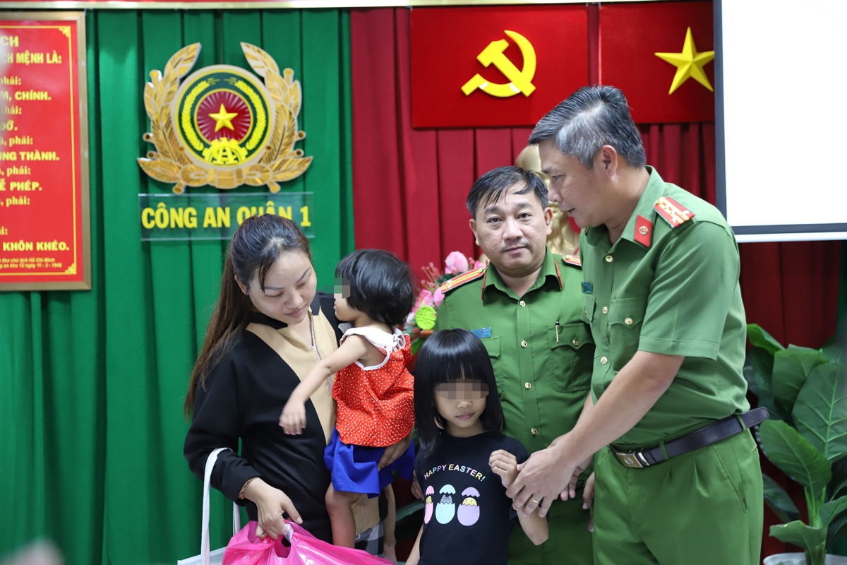 Công an TP.HCM và Công an Quận 1 bàn giao 2 đứa trẻ cho người thân. Ảnh: Tỷ Huỳnh