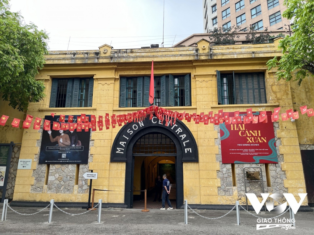 Những năm trở lại đây, sau khi được đầu tư chỉnh trang diện mạo cũng như hoạt động, di tích Nhà tù Hỏa Lò trở thành một điểm đến yêu thích không chỉ với du khách quốc tế mà còn cả với các bạn trẻ học sinh, sinh viên...