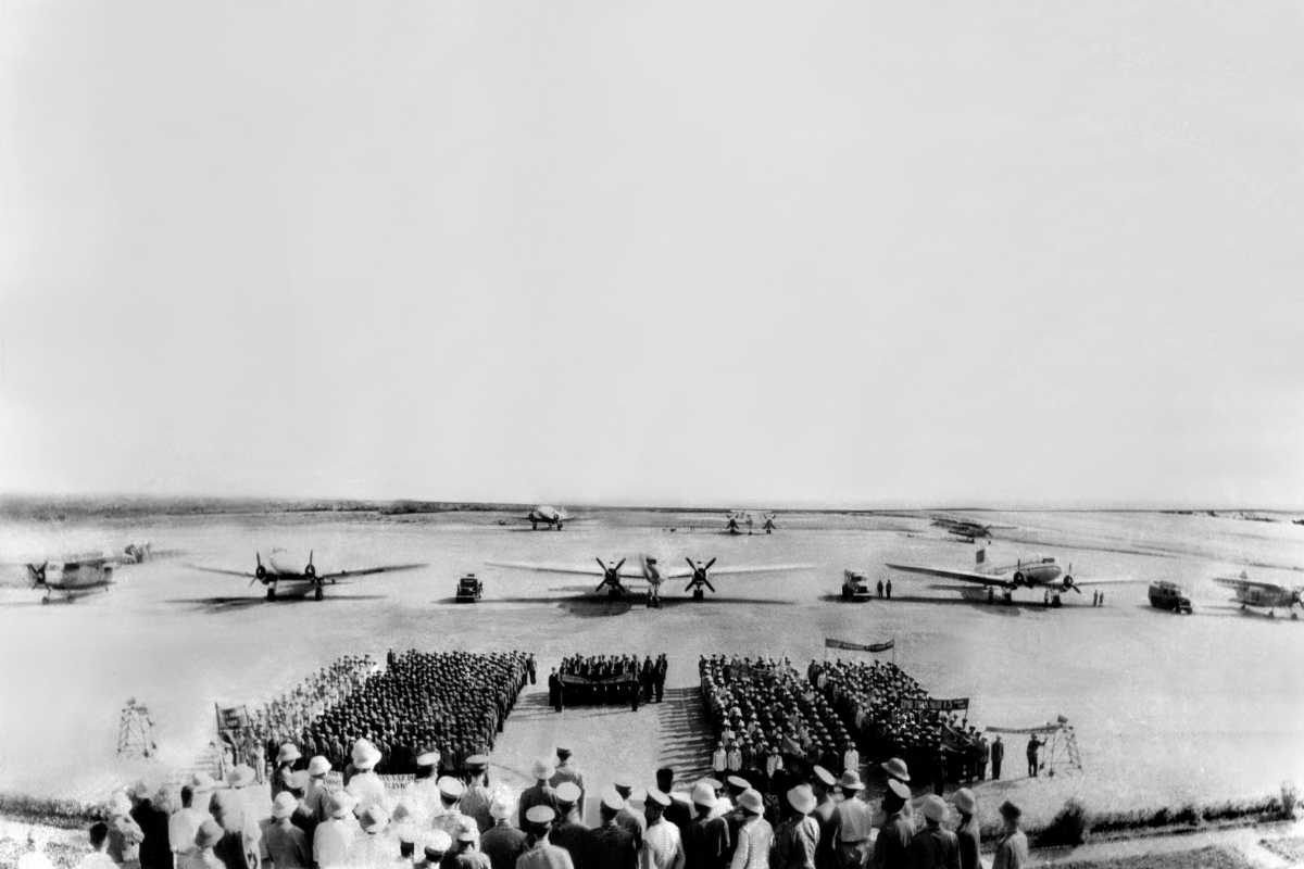 Quang cảnh buổi lễ thành lập Trung đoàn KQVT 919 ngày 1/5/1959. Ảnh tư liệu.