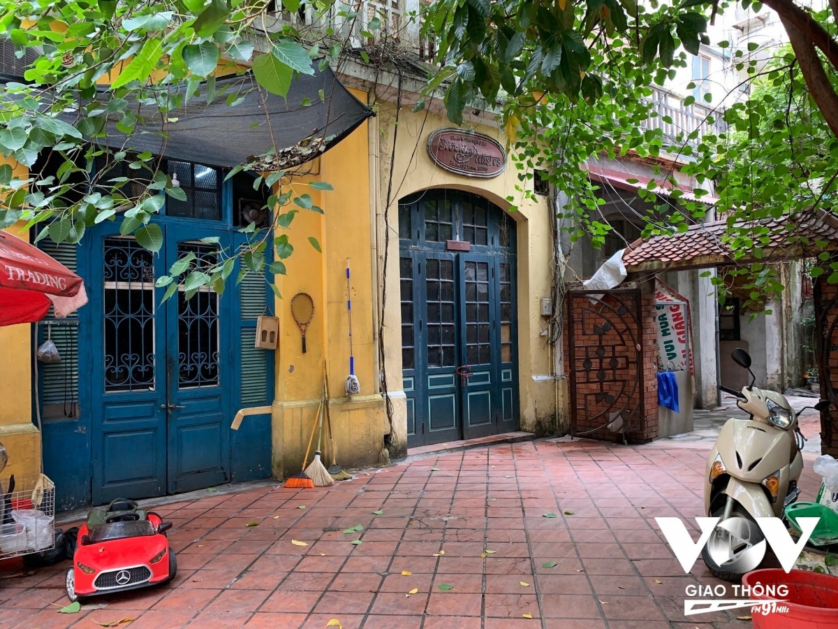 Bên cạnh đó, có nhiều công trình cũng đang bị xuống cấp nghiêm trọng, hoặc bị lấy mặt bằng để làm dự án khác...