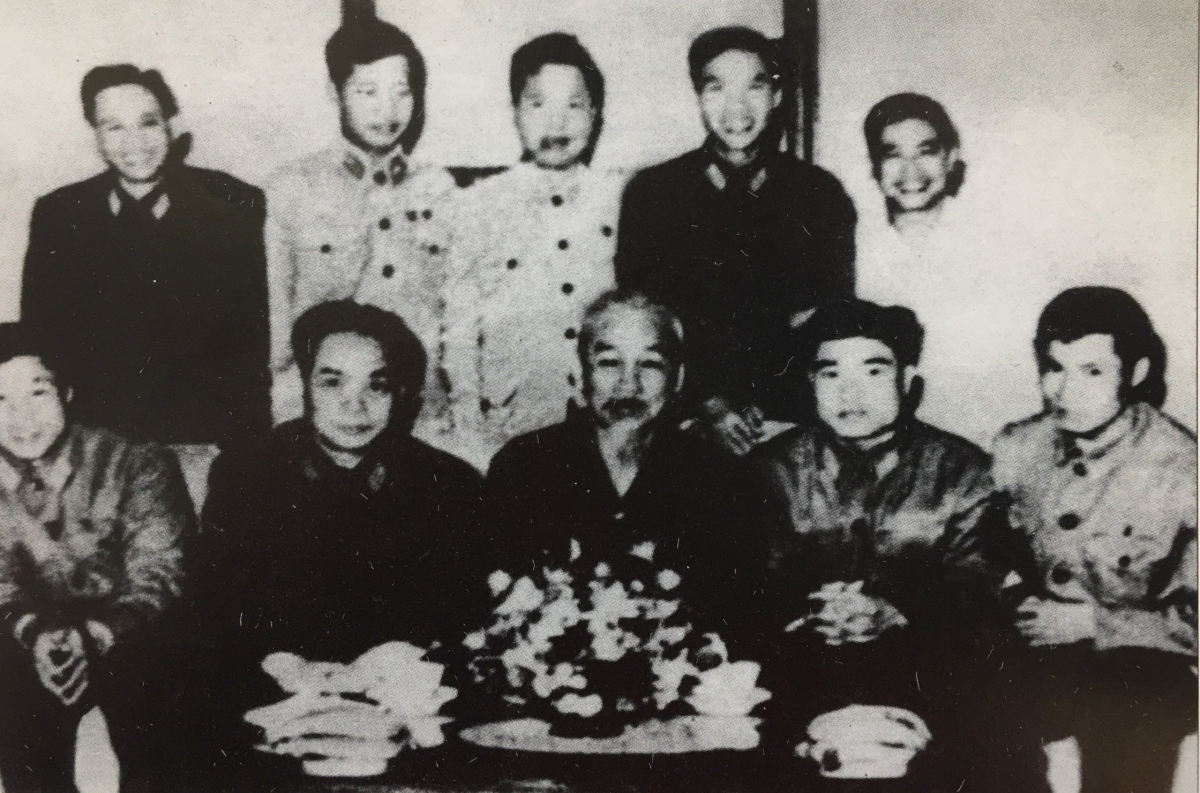 Các phi công có thành tích xuất sắc được chụp ảnh với Bác Hồ và Đại tướng Võ Nguyên Giáp năm 1966 (người ngồi cạnh Đại tướng Võ Nguyên Giáp là phi công Phan Như Cẩn). Ảnh tư liệu.