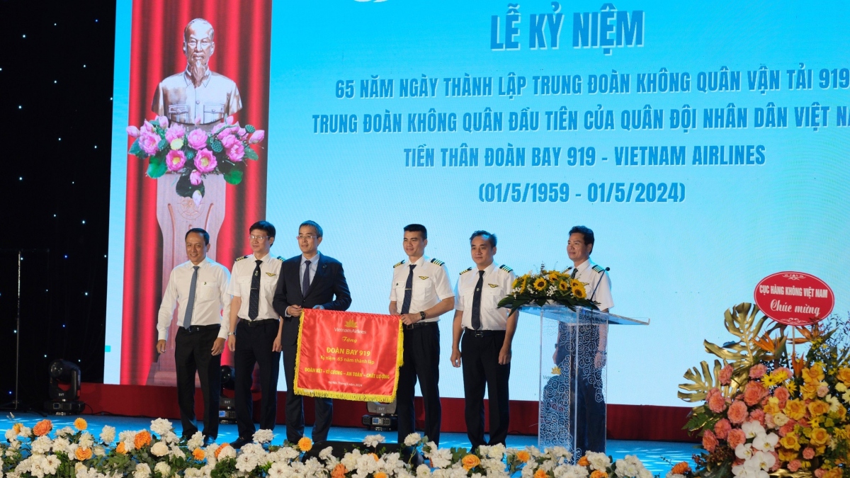  Đoàn bay 919 nhận bức trướng Kỷ niệm 65 năm Ngày thành lập từ lãnh đạo Vietnam Airlines.