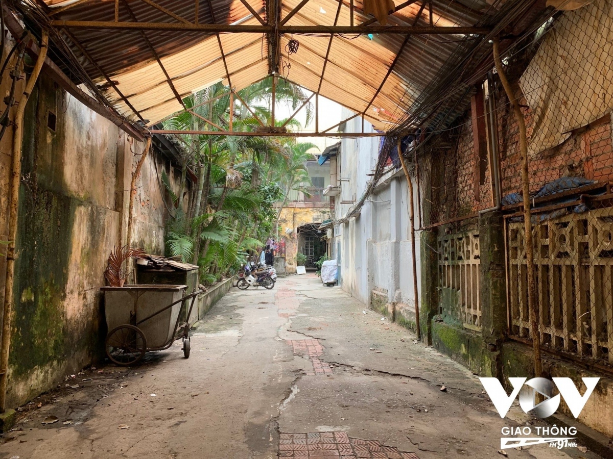 Lối vào khách sạn Nghệ sĩ trên phố Hai Bà Trưng... nằm ngay sát Tràng Tiền Plaza. Công trình này theo tìm hiểu đã được một tập đoàn trong nước lấy lại nhiều năm trước với mục đích xây dựng tổ hợp nhà ở trung tâm thương mại