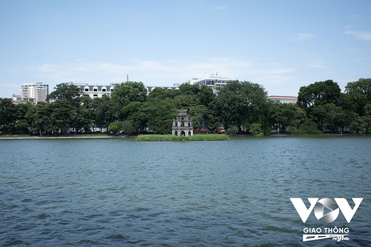 Tháp Rùa Hồ Gươm - một công trình biểu tượng, được coi là trái tim của Thủ đô, cũng đã có nhiều lần được tu sửa lại. Cách đây gần 20 năm, tháp Rùa đã được tu sửa, với diện mạo gần như mới, khiến dư luận xôn xao vì hình ảnh không hề quen thuộc với người dân Thủ đô. Từ nét kiến trúc mềm mại, thanh thoát, tháp Rùa sau khi được trùng tu trở nên "vuông thành sắc cạnh", khác xa với hình ảnh nguyên gốc...