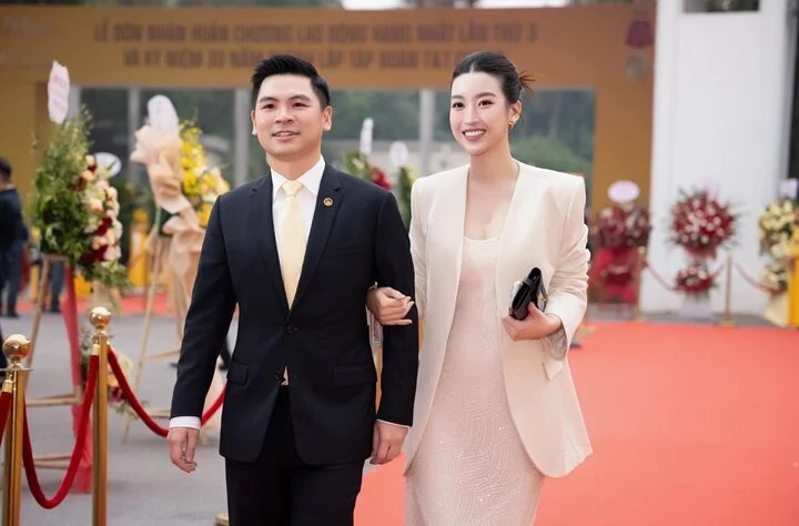 Bận rộn chuyện bỉm sữa, kinh doanh nhưng Đỗ Mỹ Linh vẫn cố gắng thu xếp thời gian tham gia một số hoạt động của nhà chồng. Cô là cố vấn đào tạo kỹ năng và giám khảo cuộc thi tìm kiếm gương mặt đại diện cho ngân hàng do gia đình chồng điều hành.