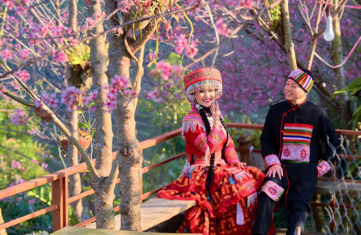 “Tôi may mắn vì bà xã không chỉ chu toàn cho gia đình mà còn dõi theo giọng hát, hơi thở của chồng. Cô ấy bên tôi mọi mặt trận. Đó là điều quý giá và hạnh phúc nhất của tôi”, ca sĩ Đăng Dương nói về vợ.