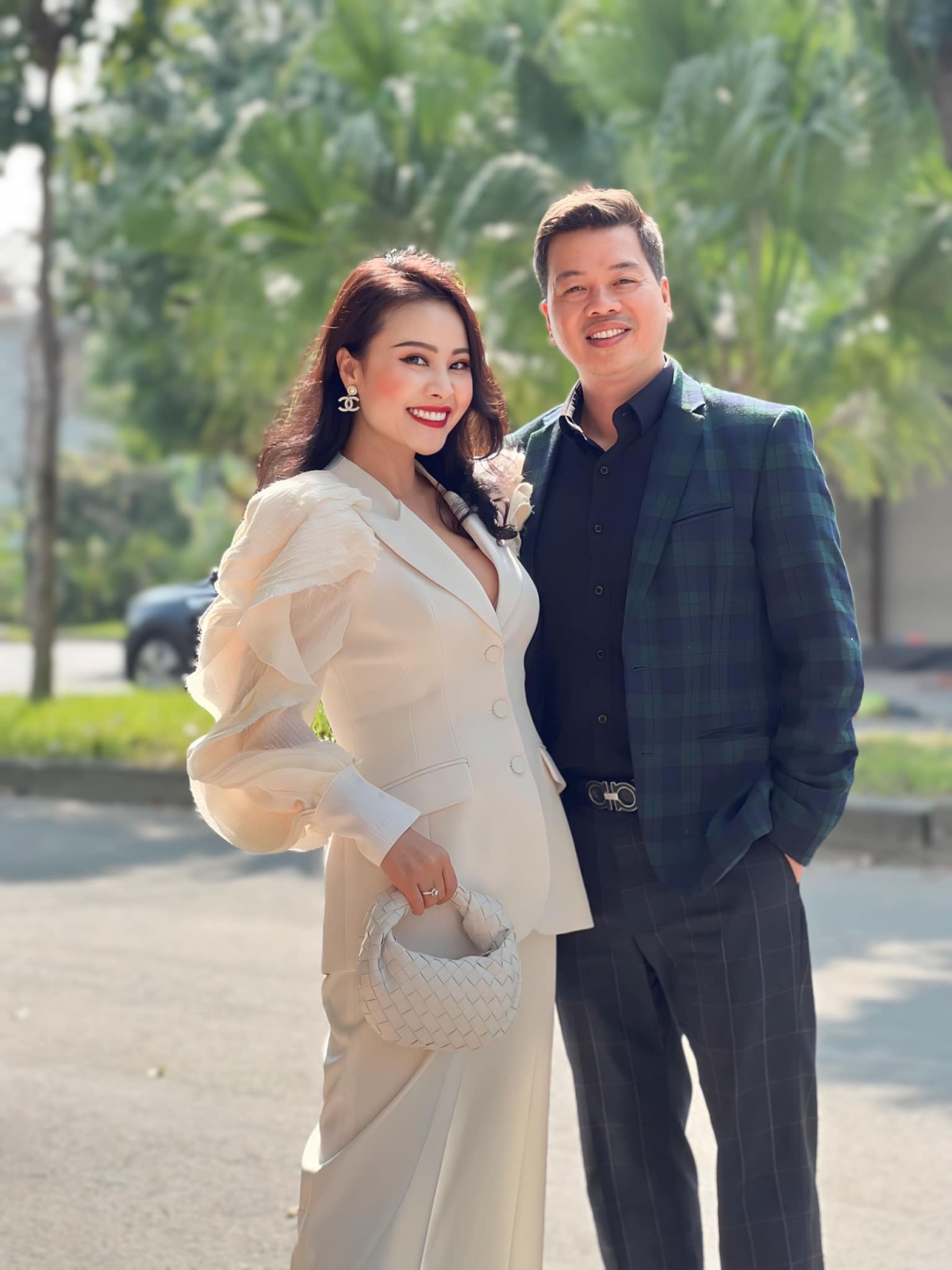 Thấu hiểu những gì người phụ nữ phải hy sinh khi lập gia đình, Đăng Dương ủng hộ mọi thú vui, sở thích của vợ. "Phụ nữ sinh ra đã vất vả hơn, phải sinh con đẻ cái, chăm sóc lo toan cho gia đình, thậm chí phải làm kinh tế. Phụ nữ đáng được yêu chiều và nhường nhịn. Tôi thấy cần yêu thương, chia sẻ nhiều điều với vợ trong cuộc sống”, NSƯT Đăng Dương bày tỏ.