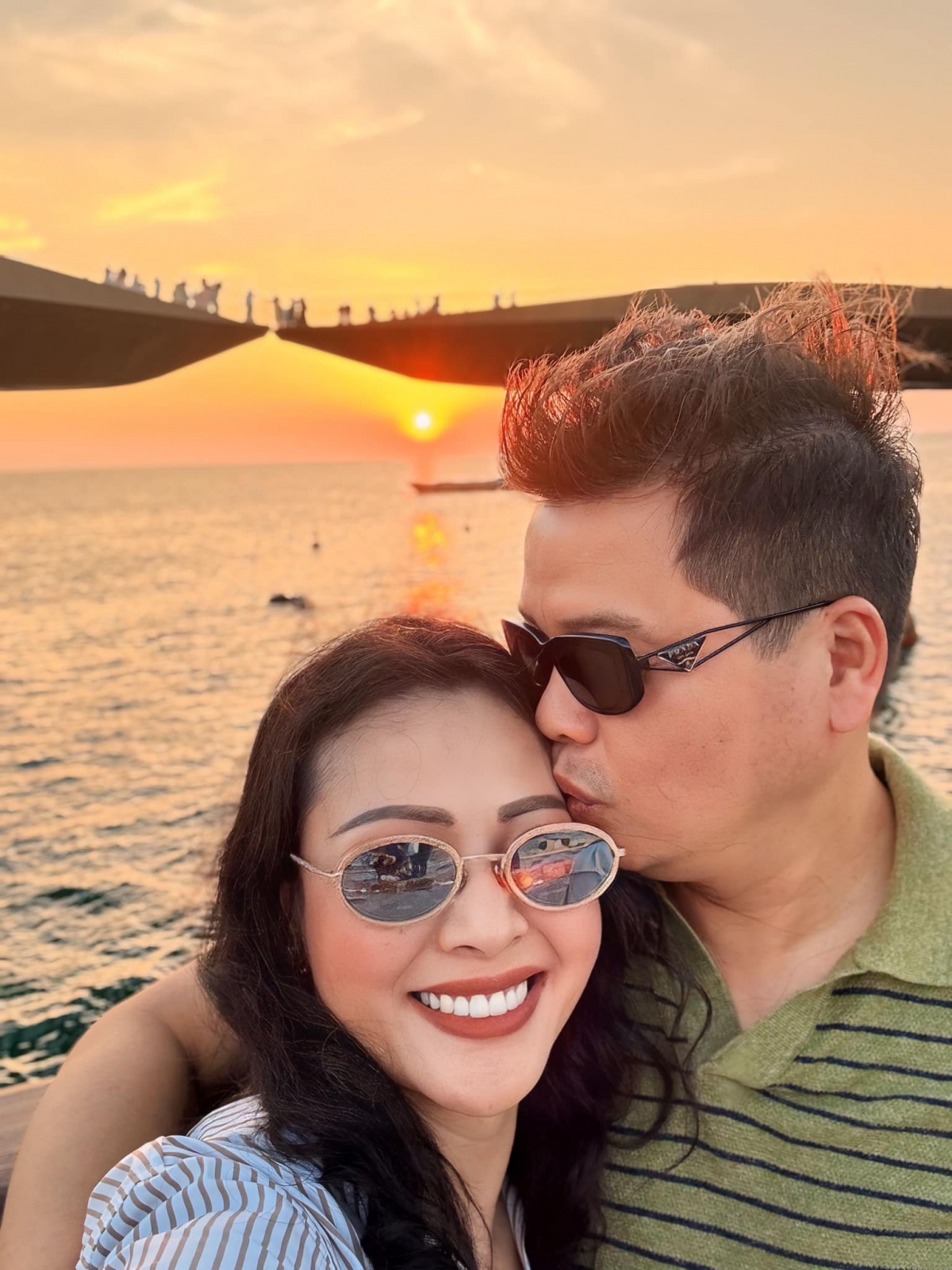 Lần đầu tiên gặp nhau trong chuyến biểu diễn ở Hoà Bình, chàng trai Đăng Dương đã say nắng ngay lập tức mà không hề hay biết Kim Xuyến - khi ấy đang là nữ ca sĩ của Đoàn Nghệ thuật Quân đội, ngấm ngầm ghét mình đến mức nhìn thấy trên tivi còn muốn tắt.