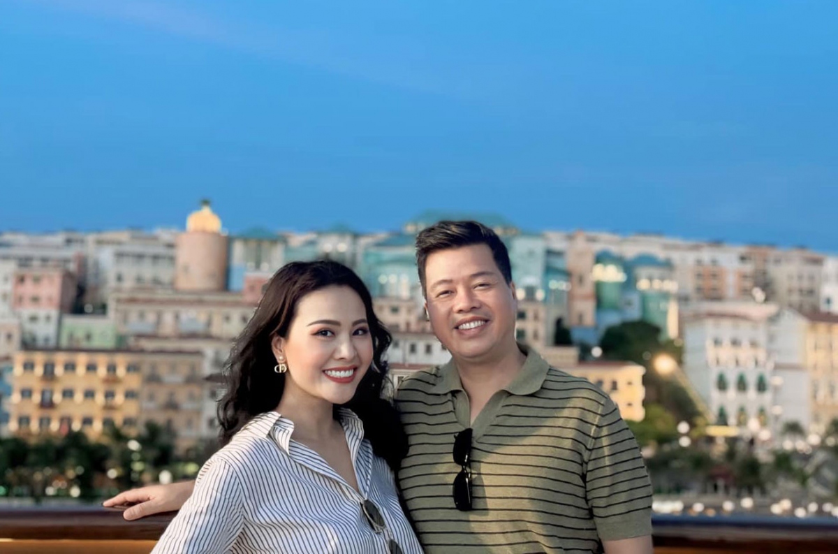 Kim Xuyến quyết định chia tay với đoàn nghệ thuật, trở thành một phát thanh viên dẫn chương trình thời sự của VOV. Sau đó, cô lui hẳn về để chăm sóc gia đình, nuôi dạy con cái và làm quản lý cho ông xã. Bạn bè nói đùa Kim Xuyến yêu chồng đến độ đồng hành với Đăng Dương "trên từng cây số, không rời chồng nửa bước".