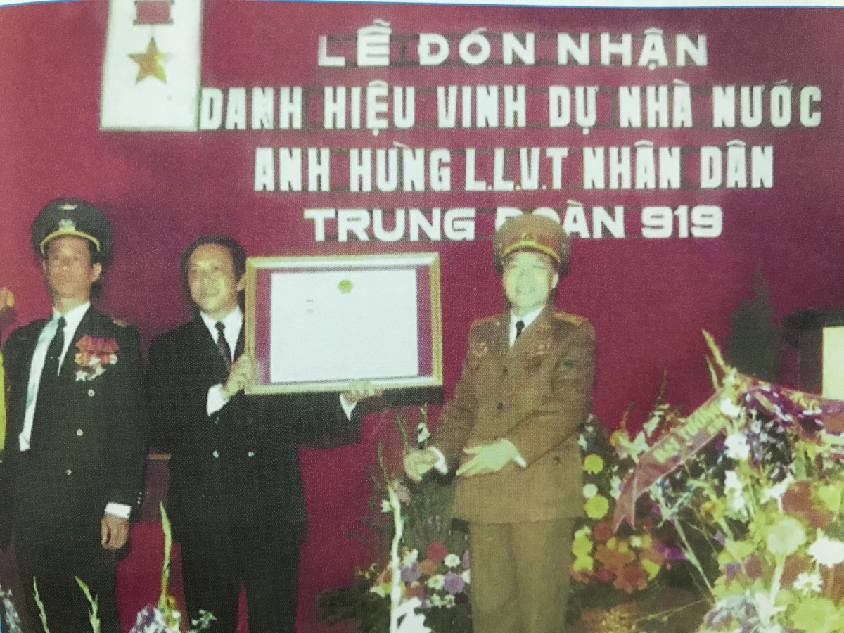 Lễ đón nhận danh hiệu Anh hùng Lực lượng vũ trang nhân dân năm 1994. Ảnh tư liệu.