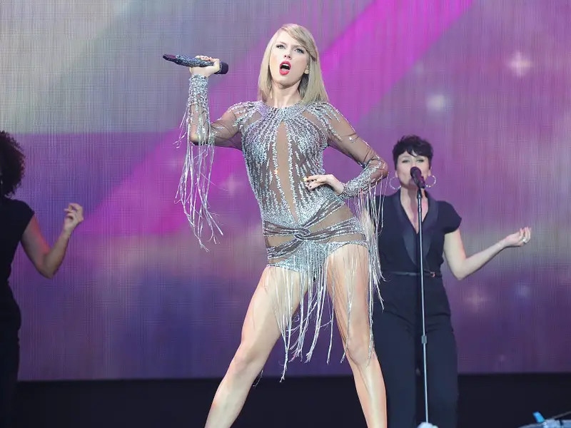Bộ bodysuit trong suốt màu bạc được Taylor Swift diện tại Big Weekend của BBC Radio 1 năm 2015. Thiết kế tua rua, đính cườm ôm trọn vóc dáng quyến rũ của nữ ca sĩ. (Ảnh: Getty)