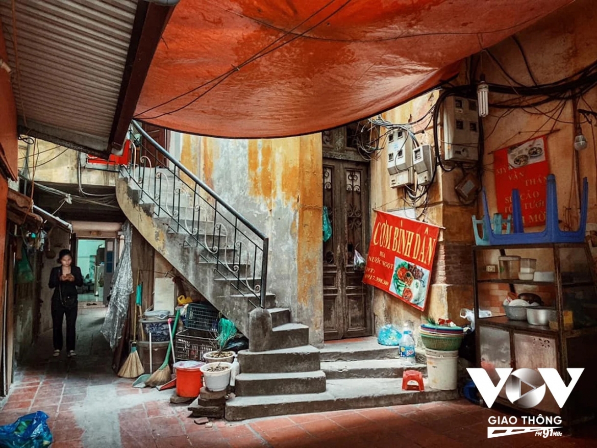 Cầu thang biệt thự trên phố Thợ Nhuộm