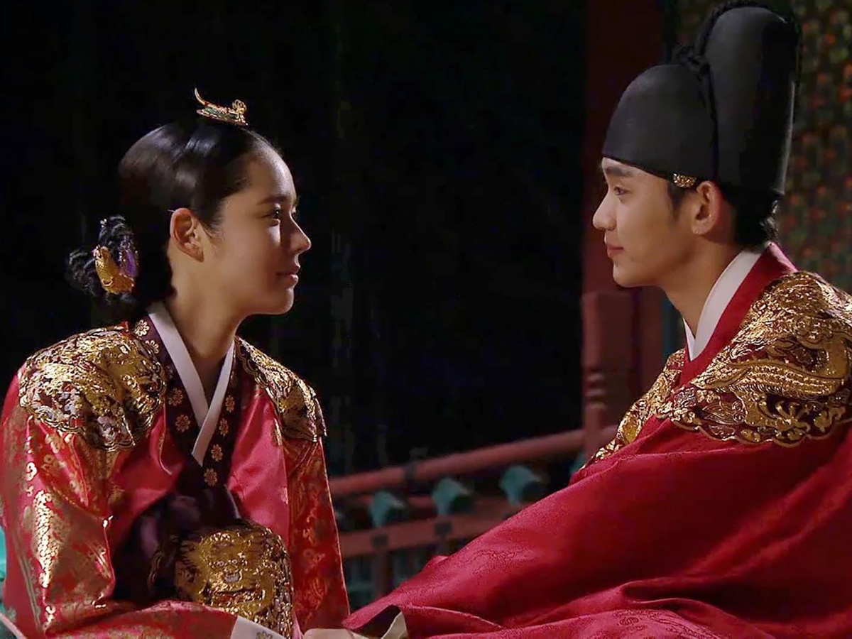 Nội dung phim kể mối tình đầy lãng mạn giữa Quốc vương Lee Hwon (Kim Soo Hyun) và nữ pháp sư Wol (Han Ga In). Thế nhưng lương duyên của họ được an bài bởi một định mệnh buồn.