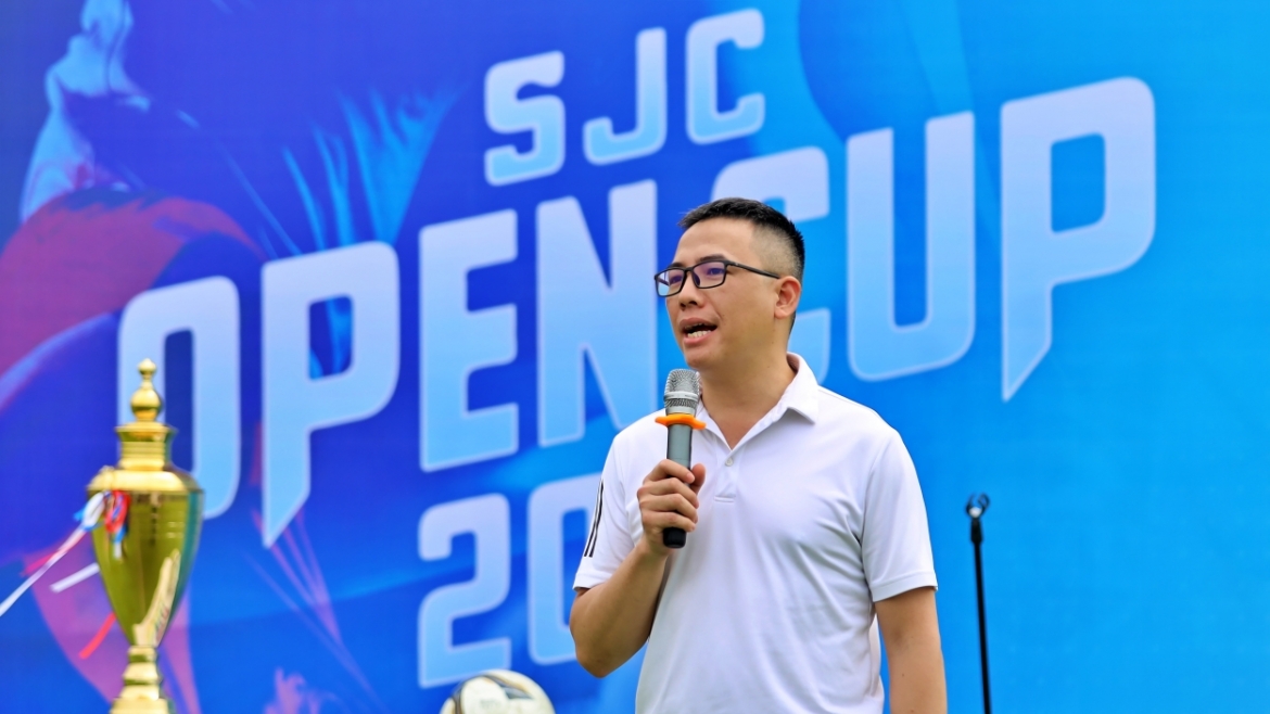 TS. Phan Văn Kiền, Viện trưởng Viện Đào tạo Báo chí và Truyền thông, Trường ĐH Khoa học Xã hội và Nhân văn phát biểu trong lễ khai mạc.