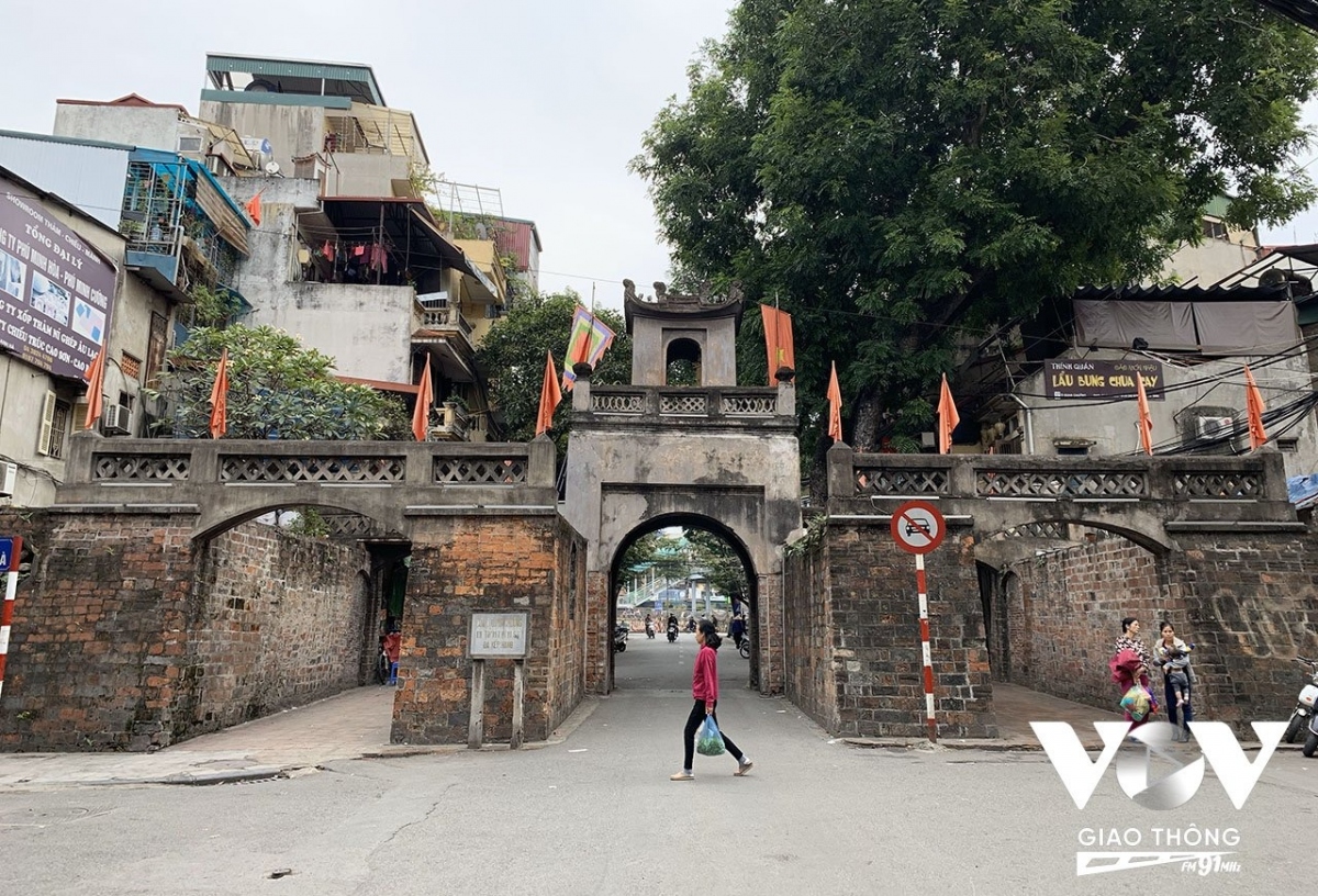 Ô Quan Chưởng cũng là một trường hợp phục dựng khiến dư luận phản đối rất nhiều vào thời điểm thành phố tu sửa lại. Những bức tường rêu phong, nhuốm màu thời gian, với những đường nét kiến trúc mềm mại đã được đắp xi măng toàn bộ, tạo nên hình ảnh một Ô Quan Chưởng như được xây mới lại