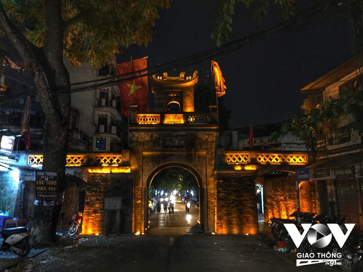 Đến ngày nay, những đường nét xi măng khô cứng vẫn khiến nhiều người Thủ đô không khỏi xót xa cho một công trình mang tính biểu tượng của Thủ đô