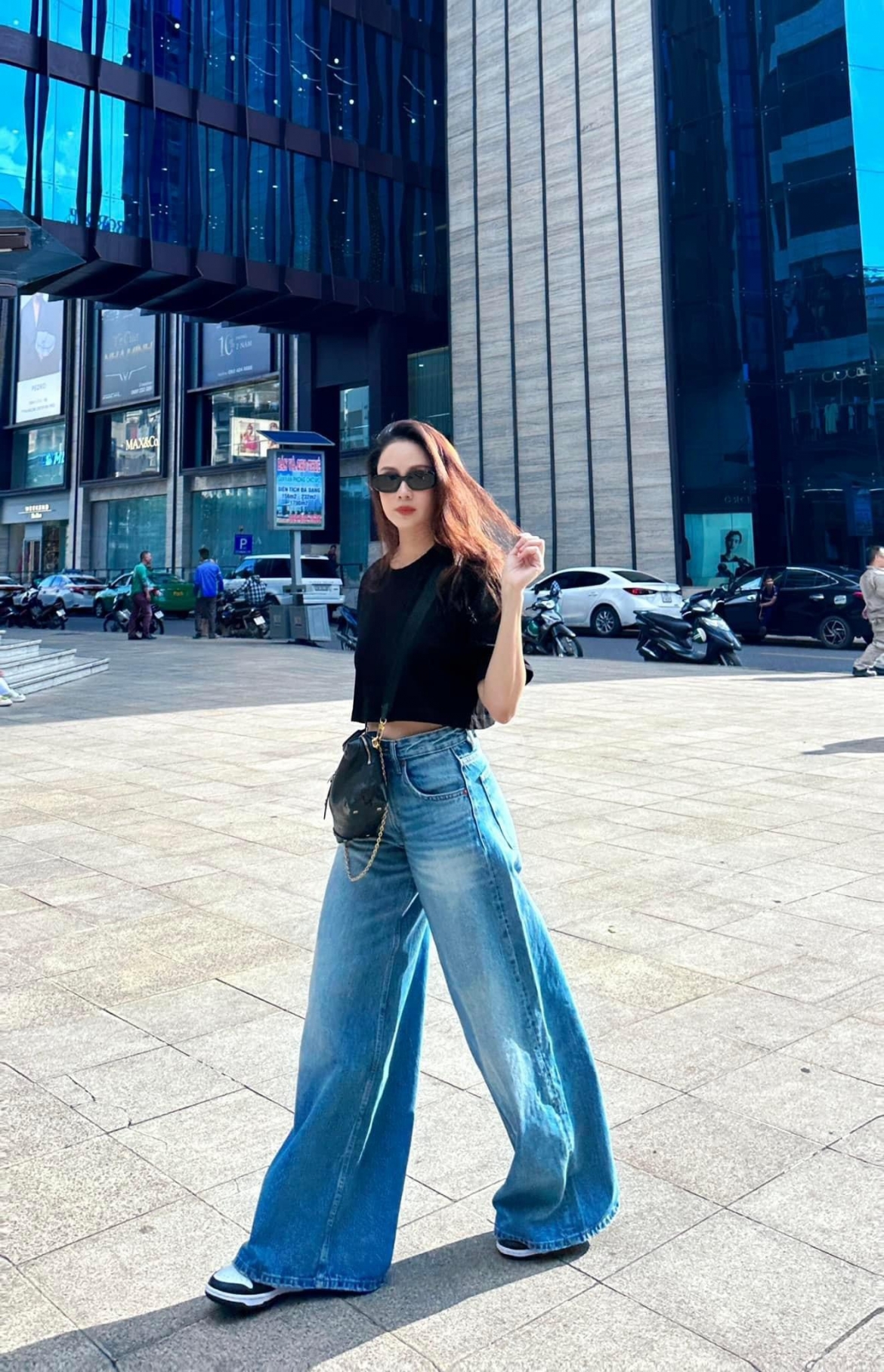 Style ăn mặc ngoài đời của Hồng Diễm cũng gây chú ý bởi phong cách trẻ trung năng động