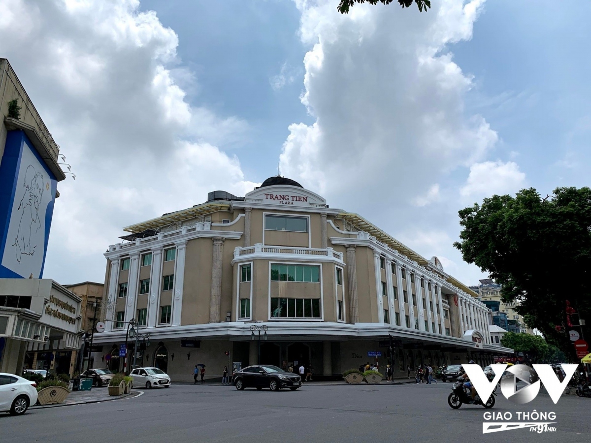 Được người Pháp xây dựng vào năm 1901 với tên gọi Maison Godard (Nhà Godard), nơi đây đã trở thành trung tâm thương mại đầu tiên ở Hà Nội. Đến năm 1960, được đổi tên thành Bách hóa Tổng hợp - cái tên thân thương và gắn bó với người dân Thủ đô.