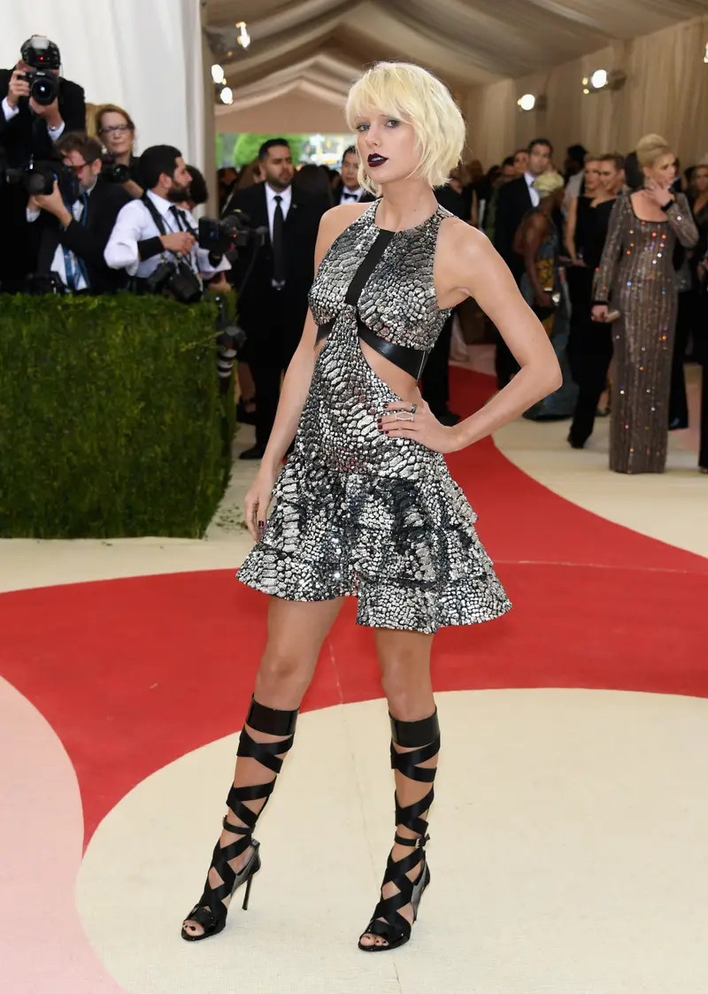 Chiếc váy với chi tiết da rắn được Louis Vuitton thiết kế riêng khi nữ ca sĩ tham dự Met Gala năm 2016. (Ảnh: Getty)