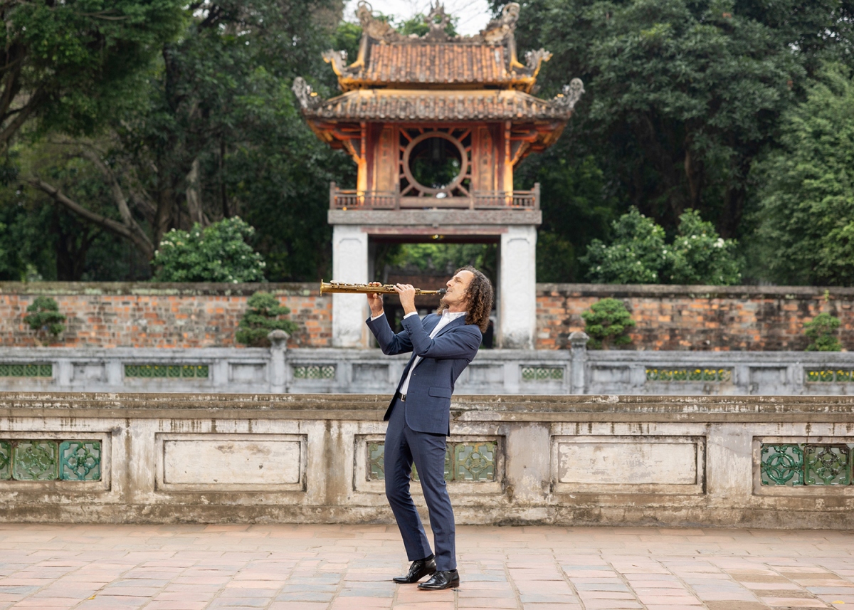 Cảnh Kenny G thực hiện MV "Going Home" tại Văn Miếu - Quốc Tử Giám. Ảnh: Hòa Nguyễn